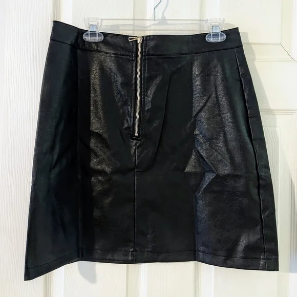 NWOT Black Mini Skirt Faux Leather. Size Large. Cute! - Picture 4 of 6